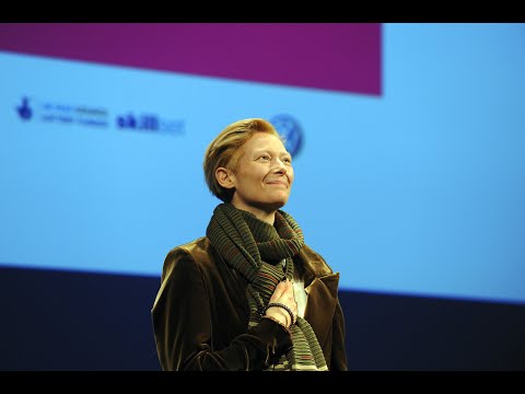 Video: Tilda Swinton befasoi auditorin e Berlinale