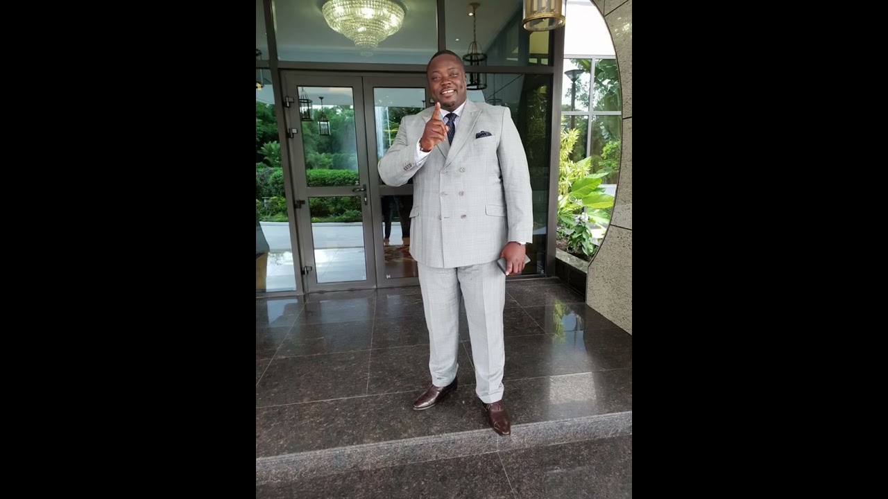 Lah et l’association vocale Bantu chantent pour Alain Onguiendé et sa famille.