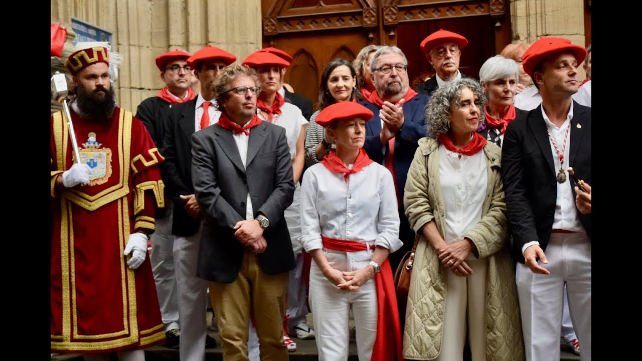 Subida de Jaizkibel Konpainia por Kale Nagusia en el desfile de la mañana del Alarde 2024