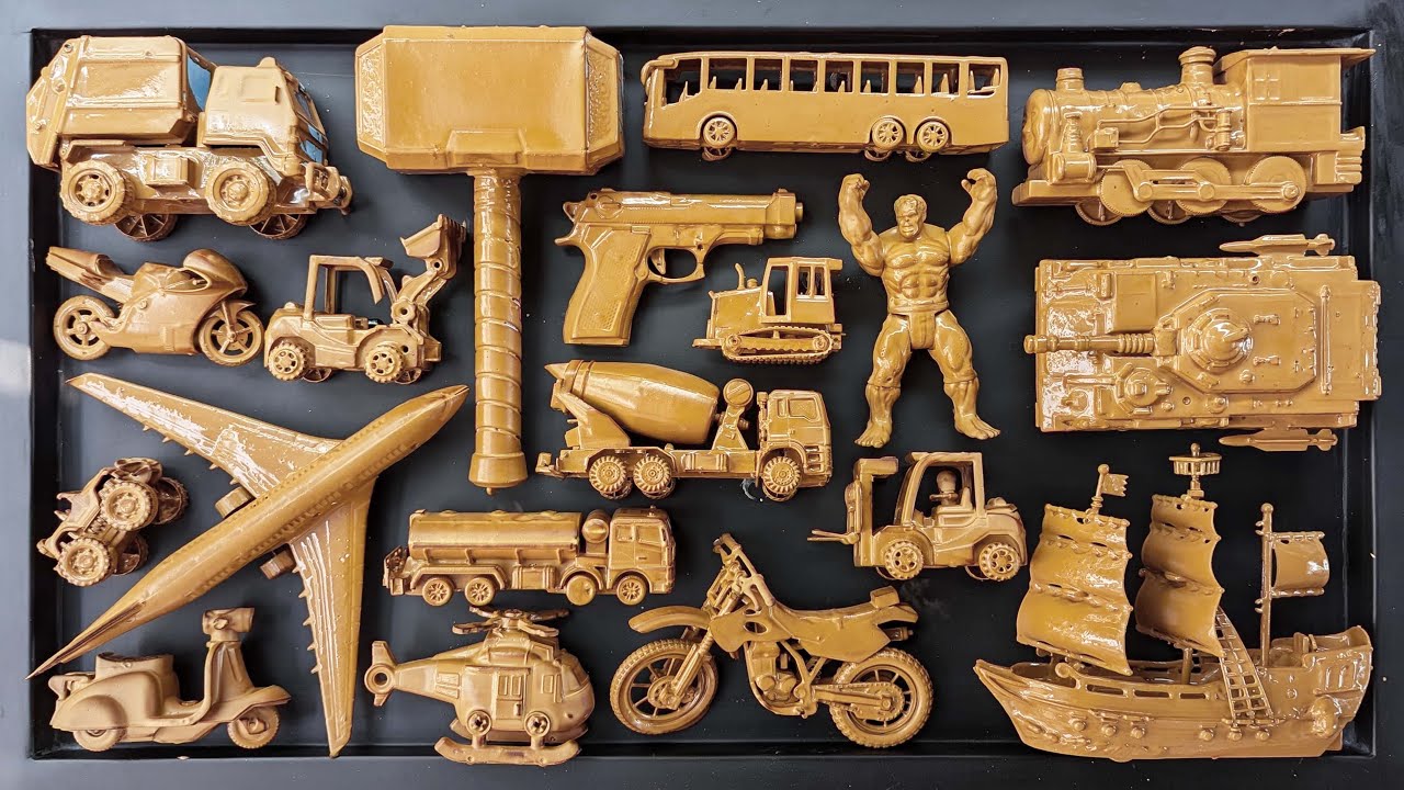 membersihkan-mainan-mobil-balap-truk-molen-excavator-kereta-api