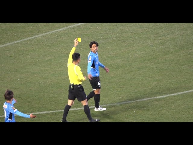後半開始から攻めるフロンターレ 家長選手のクロスに遠野選手 そして家長昭博選手にナゾのイエローカード 池内明彦主審に何かを言ってカードをもらっています その後は両チームラフプレーが増える展開に Youtube