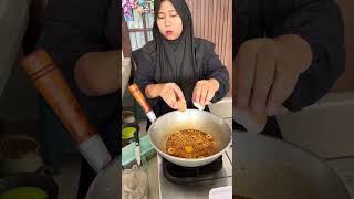 Belum buka warung sudah diserbu ibu" yg heboh banget😁