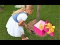 Алиса нашла КЛАД в саду под деревом !!! Игрушки и детские украшения с сюрпризами !