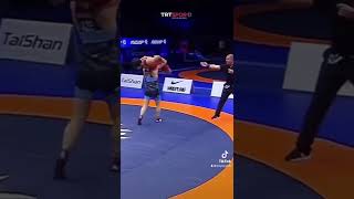 Azeri Güreşçi, Ermeni Rakibini Böyle Minder Dışına Itti.