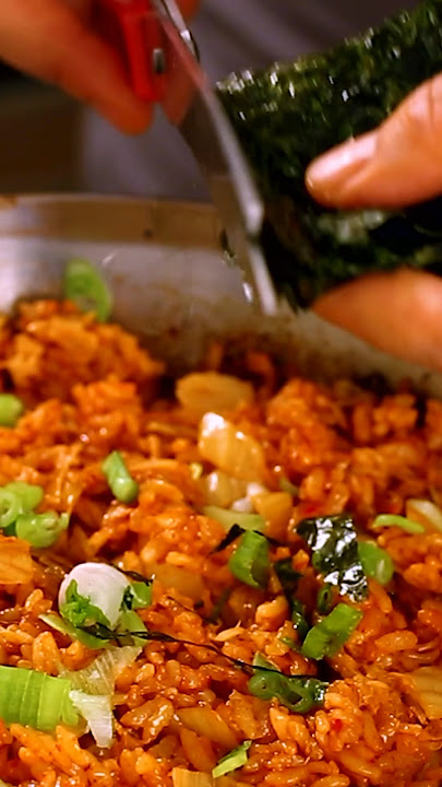 Let’s make super easy and delicious kimchi stir-fried rice! #cooking