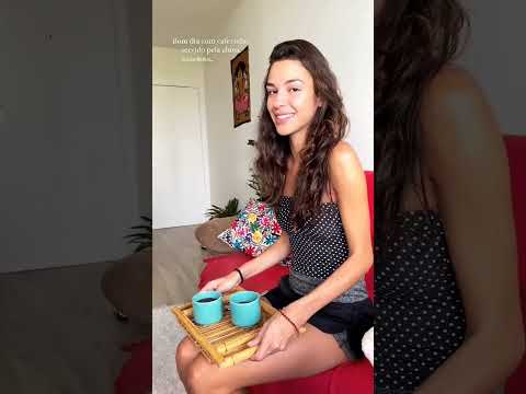 Priscila Reis servindo