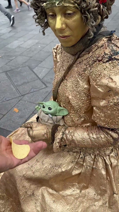 Download lagu Gold Lady against wind in London #performer #shortsviral #statue #livingstatue #goldlady #goldenlady