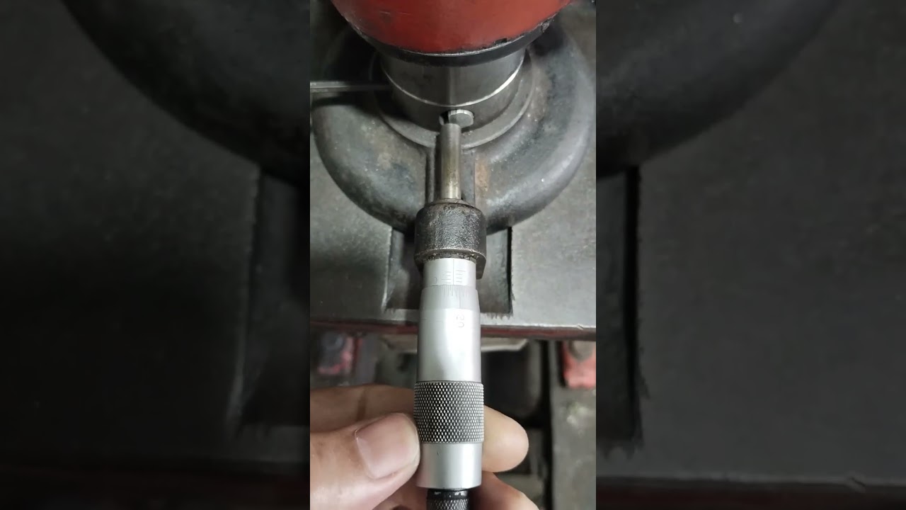 Mengukur bagian Micro meter pada mata kolter