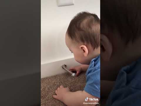 طفل شقي يلعب بالزنبرك