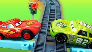 Vidéos avec jouets. Cars Quatre Roues. Flash McQueen enfreint le code de la route screenshot 4