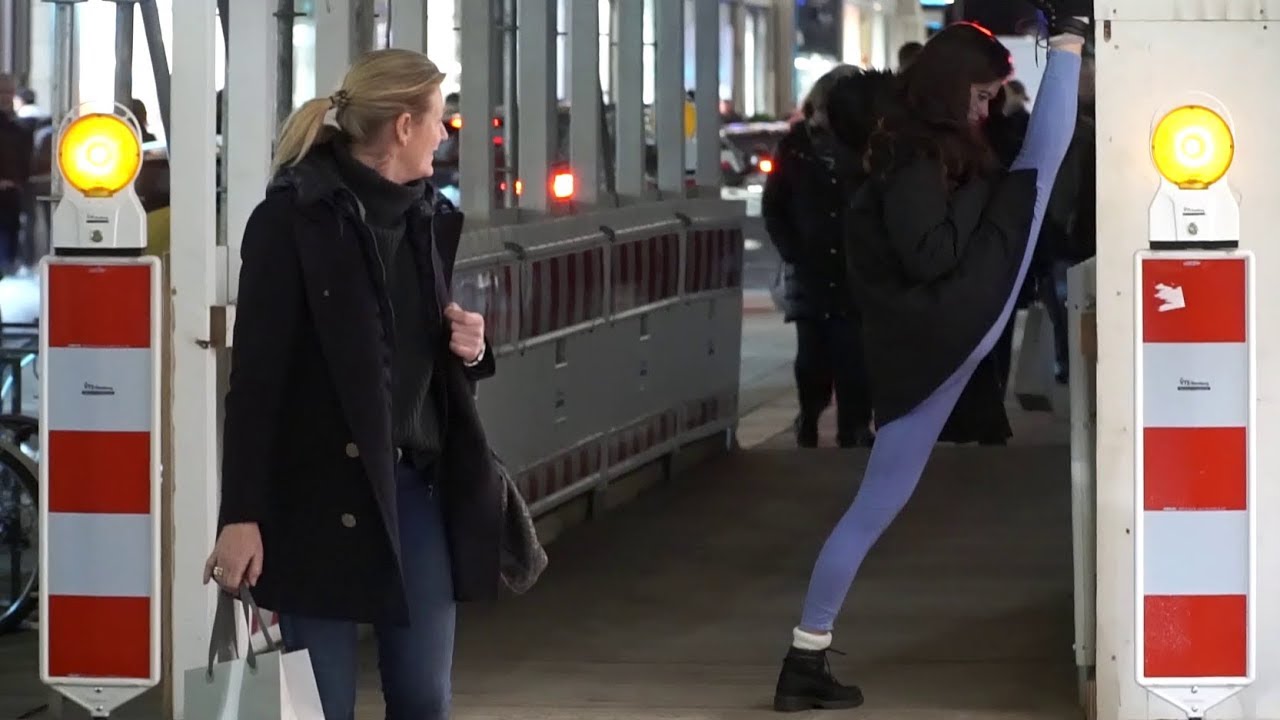 Ich schnüre im SPAGAT meine Schuhe zu | Prank in Hamburg | Maria Tolika