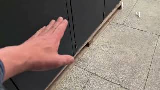 Erklärungsfilm wie man eine Mülltonnenbox von der Palette runter nehmen kann - RWGMETAL