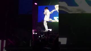 Jacob Sartorius grinding / body roll on stage.