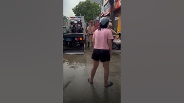 CSGT Hà Nội dùng xe chuyên dụng chở người dân qua đường ngập nước.