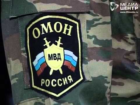 Кинолог с собакой  проверяют школы Череповца