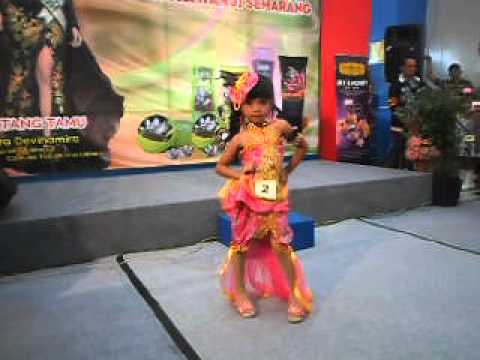 42 Model Baju Batik Anak Fashion Show Terbaik