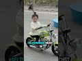Kleines Mädchen fährt Mini Motorrad