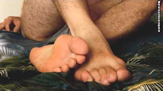 HD 720p - Would you like to be with my male feet ? - ¿Te Gustaría estar con mis pies masculinos ?