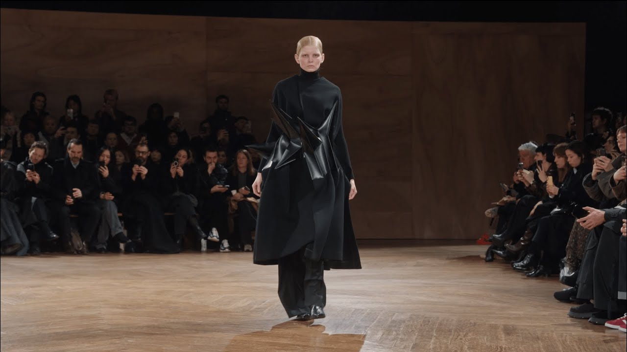 ジュンヤワタナベは造形物と服とのコントラストを表現。2024-'25