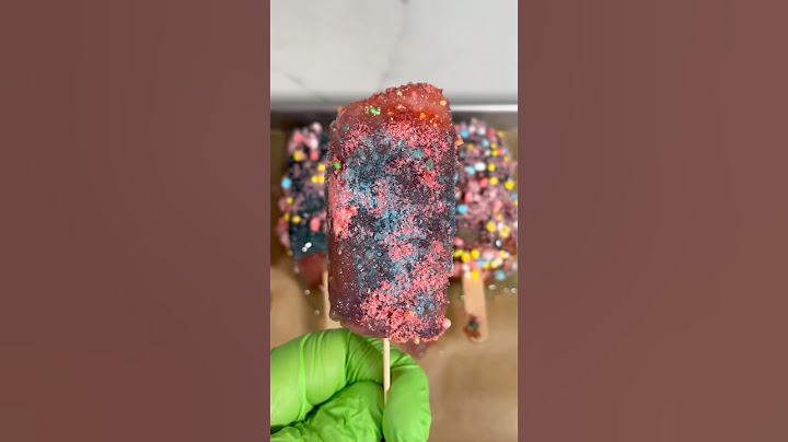 Anguria ripiena di frutta avvolta per un piede! #foodhacks #caramelle #dolci #shorts #virali