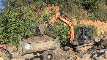 Cầu Khe Trang.A Chinh cùng máy xúc tractor gom cát  dưới suối chở lên bãi tập kết