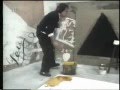 Antoni T pies pintando en su taller