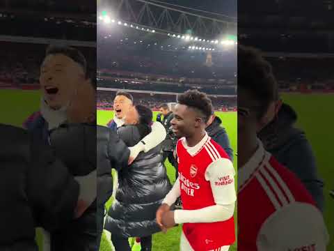 The Arsenal players on the pitch celebrating the win over Manchester United! ❤️