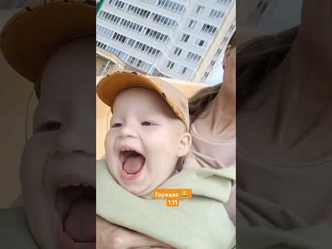 катаемся с горки вместе 😂 заново проживаю детство #двойняшки #горка #1.11 #шортс