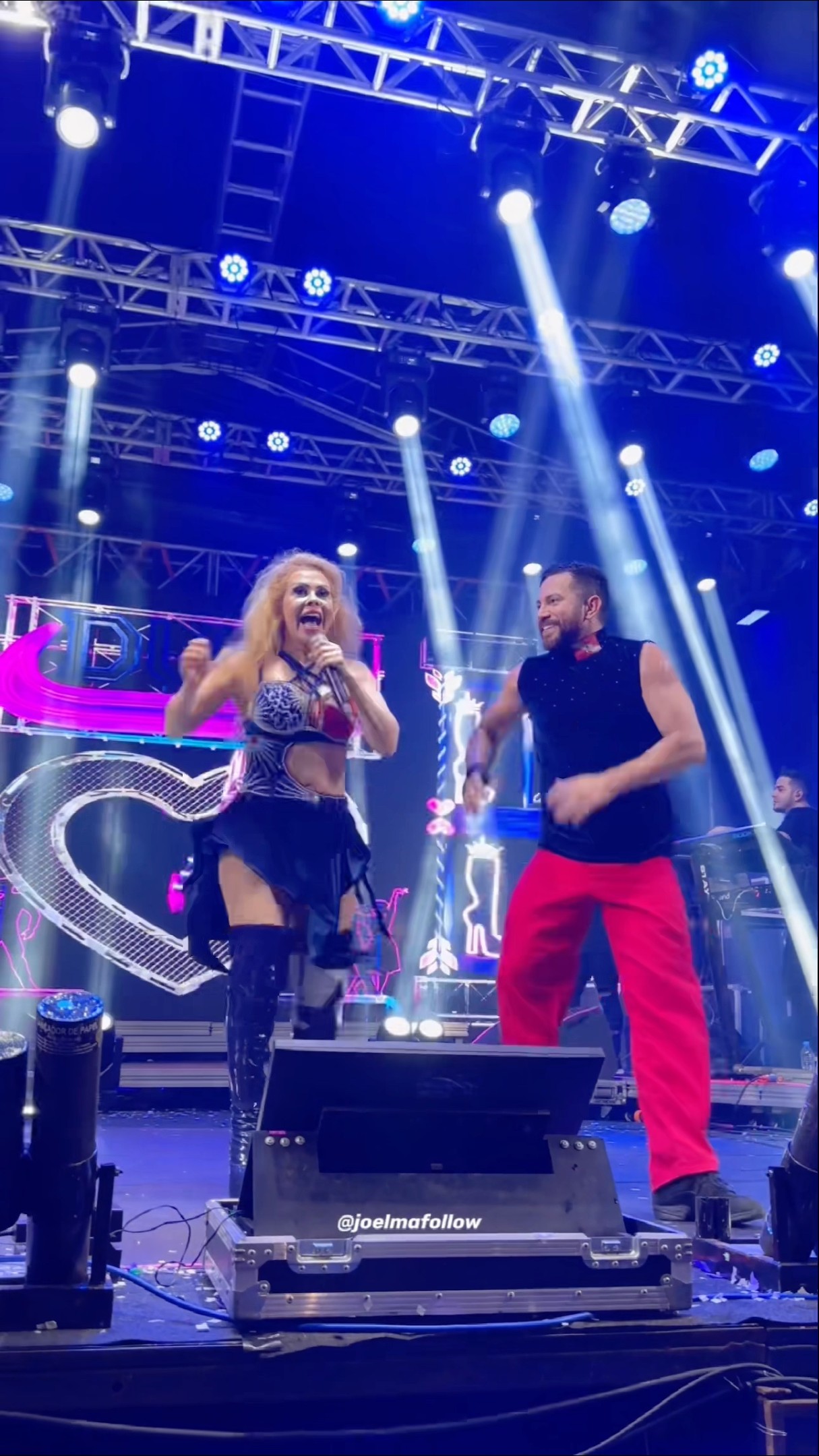 Joelma dançando com o seu dançarino Rogers Rammil