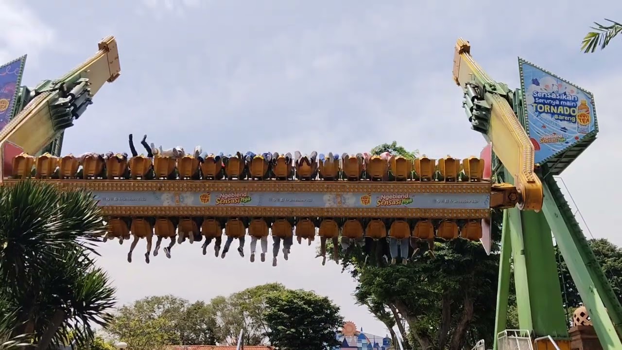 Naik wahana Tornado di Dufan 