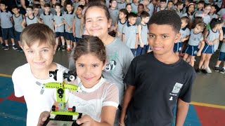 Alunos são recepcionados em escola de Joinville após ganharem troféu em festival internacional