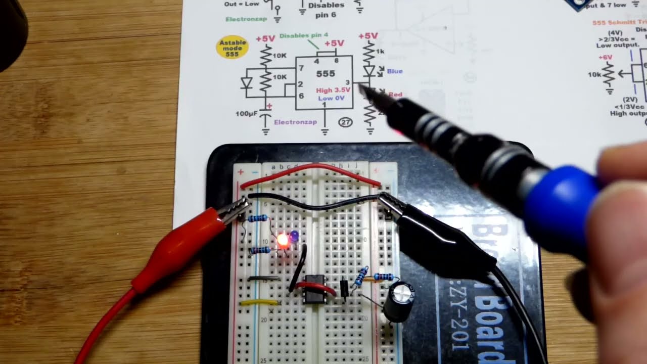 ようあページ Astable Mode 555 Timer Alternating Red And Blue LEDs - YouTube