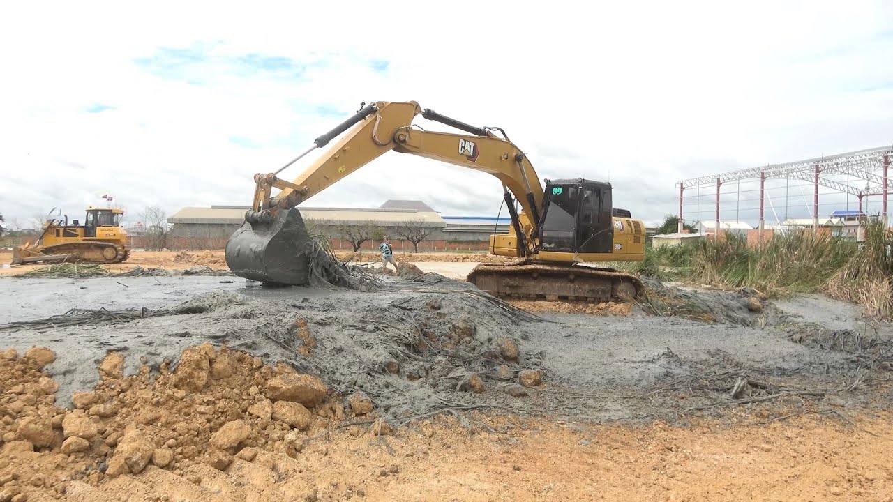 Excavator Cleaning Mud Cat 320Ex