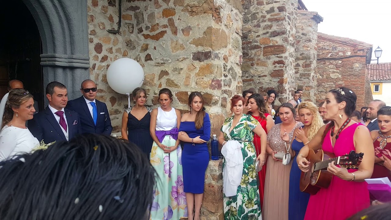 Mejor amiga canta a la novia en su BODA