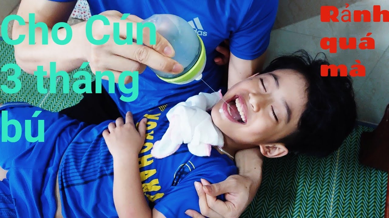 Cho trẻ bú và cách làm bé hết khóc 😭