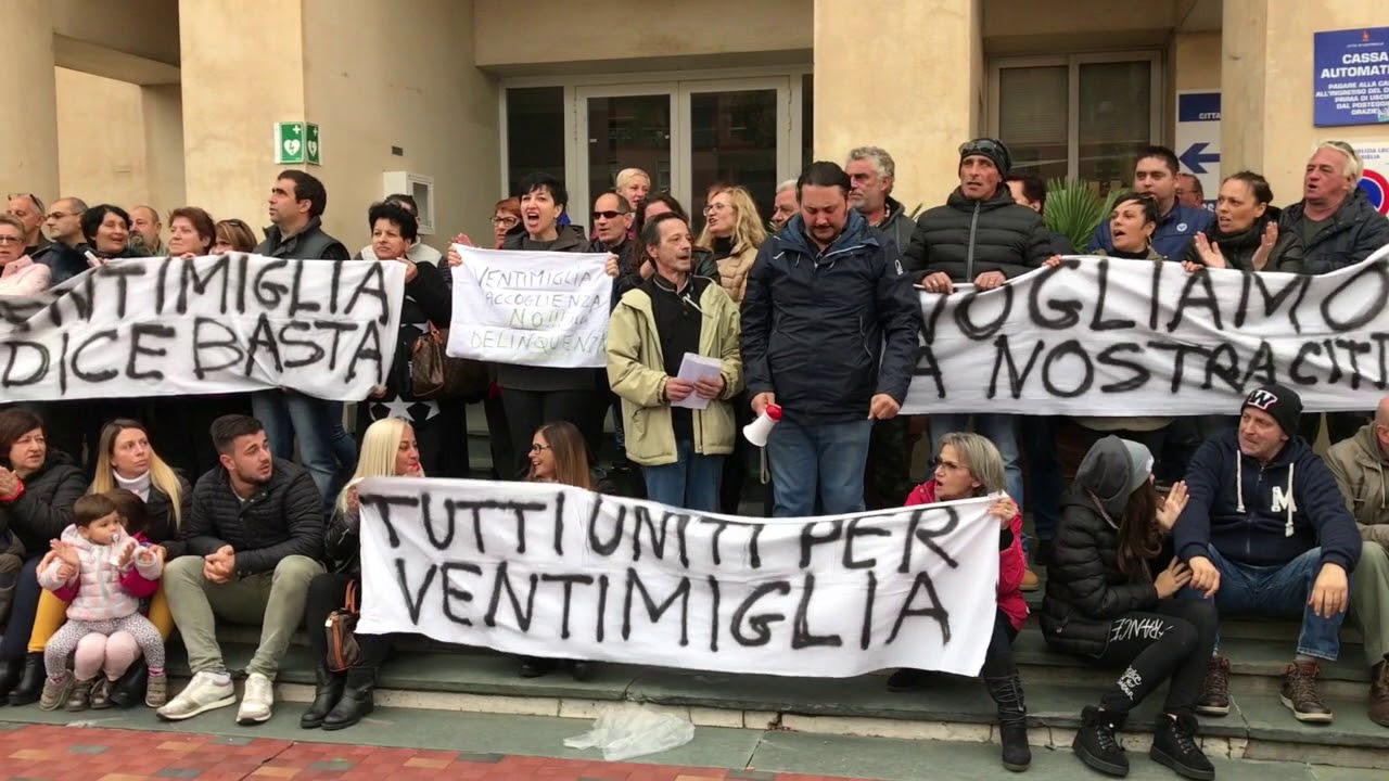Manifestazione Ventimiglia Libera davanti al Comune - YouTube