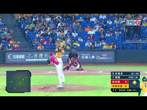09/28 味全 VS 中信 七局下，中信攻佔三壘得分大門口，鋼龍三振K掉小可愛江坤宇，成功安全下庄
