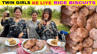 Twin Girls ke liye Local Tradition Rice Biscuits banaya