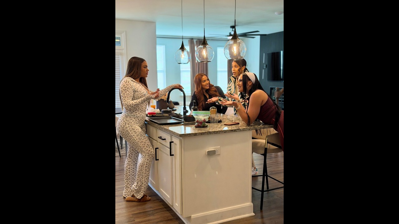 Когда Хани Пот рассказывает девушкам, как Уэйн хочет назвать подкаст!