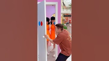 An unexpected sight outside the door...😳👀🦑 #squidgame #pranks #twins