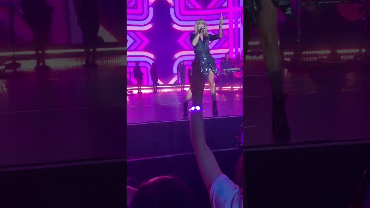 Taylor Swift - I knew you were trouble (City of Lover concert)