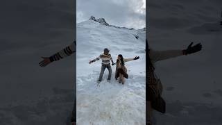 Falling in love at 17000 ft snow mountain travel honeymoon couplegoals musaafir_mehra