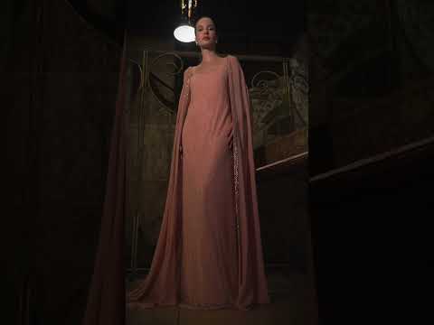 Vestido em tela com capa em georgette de seda, bordado com vidrilhos e cristais