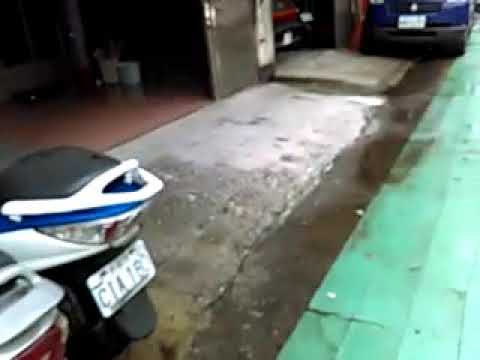 今天下午，新北市樹林區保安街的地板，地板有鞭炮的紙屑(20180924)