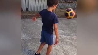 7-летний мальчик набивает мяч 475 раз !!!