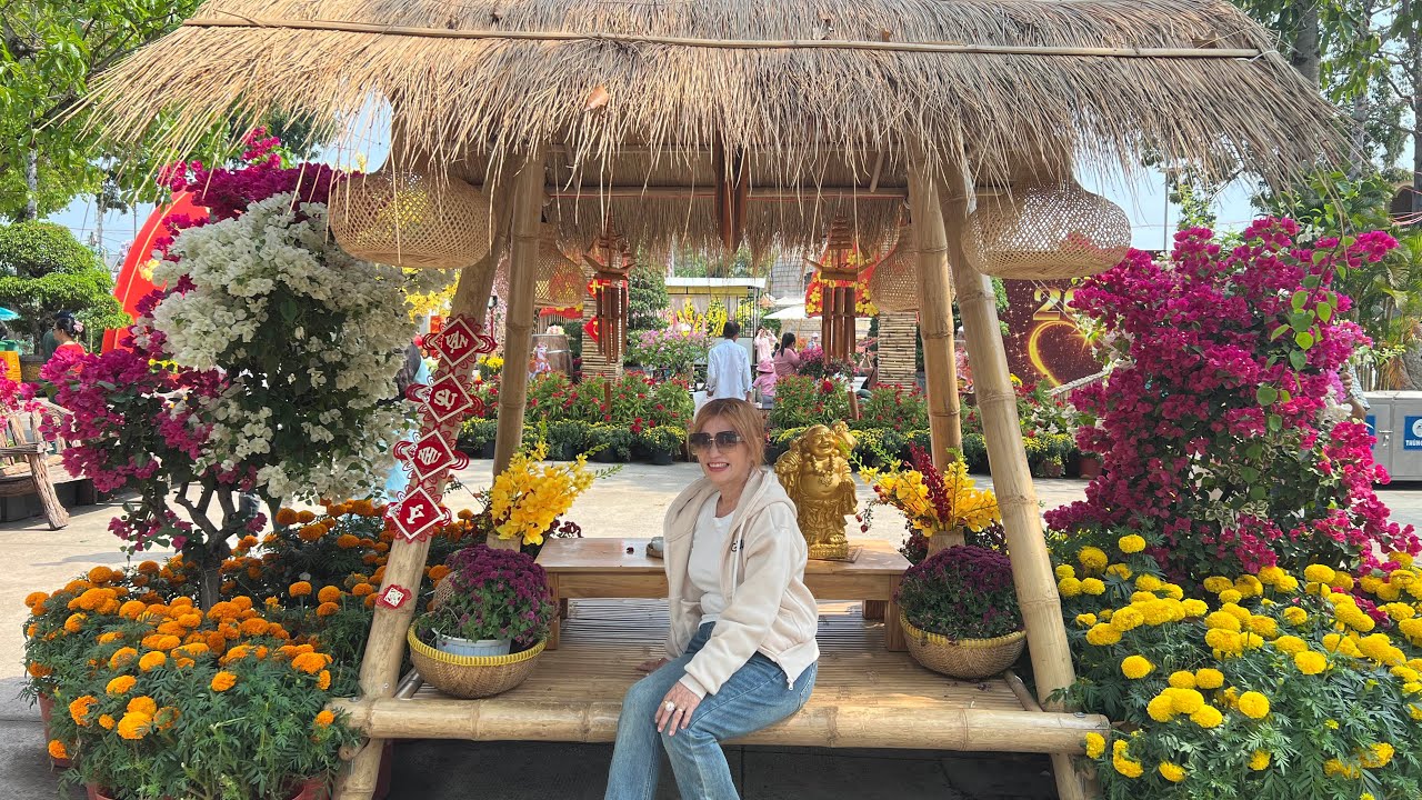 Viếng chùa hoàng pháp vào sáng mùng 7 Tết 