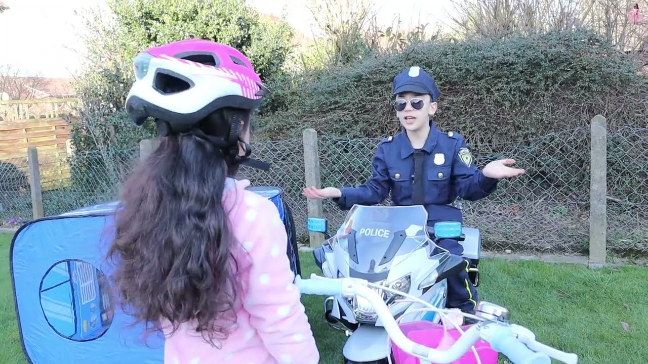 غزل وتيم يلعبون في الحديقة والشرطي زين يساعد الجدة وغزل