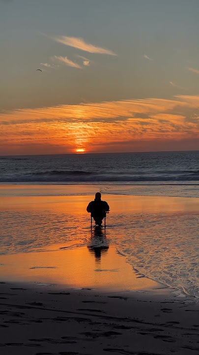 Duduk santai menikmati senja di bibir pantai #shorts #pantai #sunset