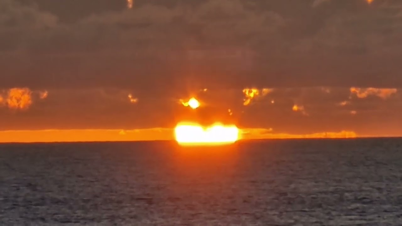 🌍 🌅 Tramonto sull’oceano: il sole deformato dalla rifrazione atmosferica