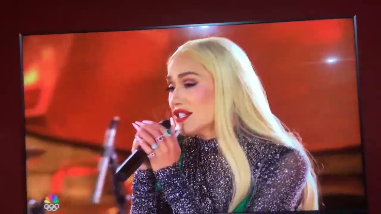 Christmas tree lighting at Rockefeller Center 2025 Gwen Stefani￼